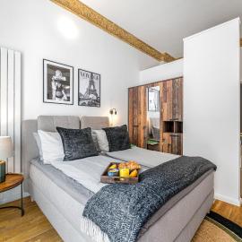 The Koburger I - Stylish studio with 38m2 space and full kitchen, Ideal for couples and business travelers