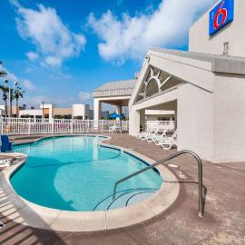 Motel 6-Brownsville, TX North، فندق في براونزفيل