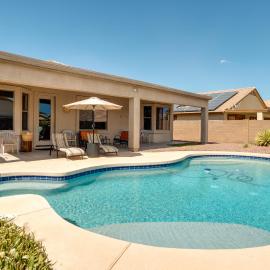 Golf, Gamble, Relax Poolside! Maricopa Desert Home, Hotel in Maricopa