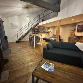 Maison de ville, espace vélos ou motos sécurisé, hotel en Cognac