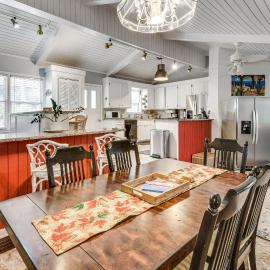 Waterfront Lake Hartwell Vacation Rental w/ Dock!, hotel sa Fair Play