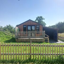 Daisy Cabin-couples retreat-undercover hot tub, hotel in Llanbrynmair