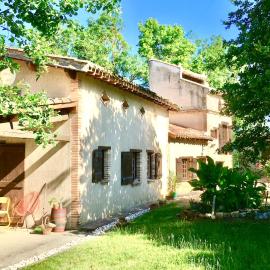 La Louvatière - Gîte en pierres et piscine privée, מלון בMirabel