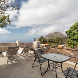 Charming Farmhouse Retreat in Arona with Stunning Views, hotel in Arona