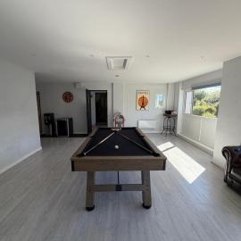 Family Coastal Escape Hot Tub, Cinema & Games Room, Hotel in Benllech