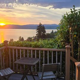 Private Room & Bath - Patio & Sunset Views, hotel in Seattle