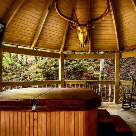 Secluded Cabin for 10 in Chalet Village and Hot Tub