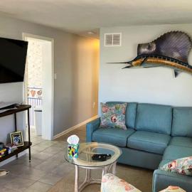 Cozy beach house with private deck outdoor shower & easy walk to the ocean