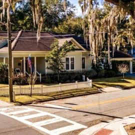 Awesome Historic 2BR2BA Home Closest to DT Ocala, hotel din Ocala