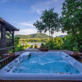 Riverside Forest Apartment & Spa, hotel in Chlʼaba