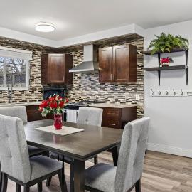Spacious 5BR Home 2 Kitchens Sleeps 10 Near UNB, Hotel in Fredericton