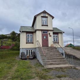 Steinhúsið – hotel w mieście Hólmavík