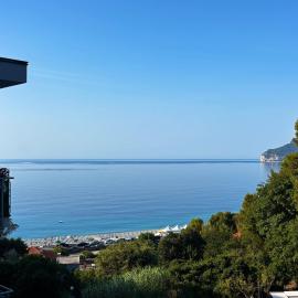 Azzurro Sea View Apartment with Parking and Balcony 5 min Walk to Beach