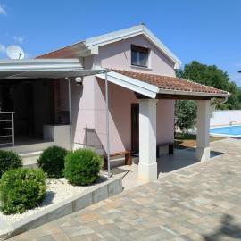 House Intacta, hotel Pulában