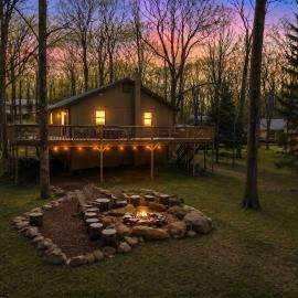 Poconos Retreat Hot Tub Firepits Sleeps 16, hotel u gradu 'Lake Harmony'