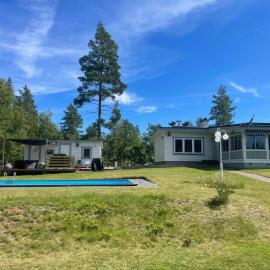 Archipelago Villa with Pool & Patio, хотел в Gamleby