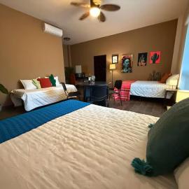 Walking distance to church, restaurants and main Santiago square, hotel v destinácii Santiago