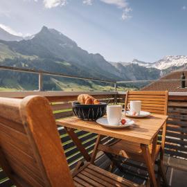 Chuenislodge1 - Traum Panorama - Balkon - Tiefgarage, hôtel à Adelboden