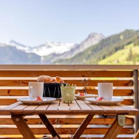 Chuenislodge3 neu&stilvoll, 2Balkone, echtes Bijou mit top-Aussicht, hôtel à Adelboden