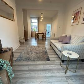 Modern & Spacious 3 Bedroom Home Sleeps 5, hotel in Crewe