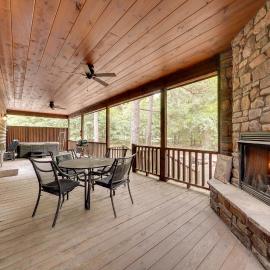 4 Mi to Broken Bow Lake! Cozy Retreat w/ Hot Tub, хотел в Броукън Боу