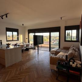 Modern Apartment with Panoramic Views – hotel w mieście Ra‘ananna