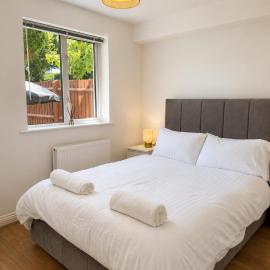 Spacious Family Home with Garden & Parking