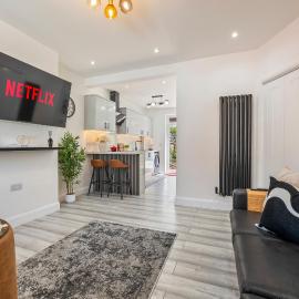 'The Signature Bay House' - A Stunning Luxury 4-Bedroom House with Private Garden & Patio - Free Parking, hotel in Northampton