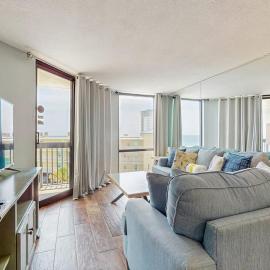 Inviting condo w splash pad multiple pools and on-site bar