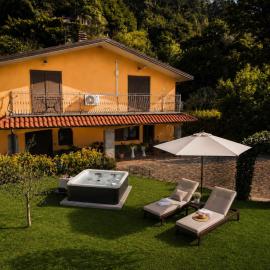 Katherine House -Relax tra Toscana Cinque Terre، فندق في آولا