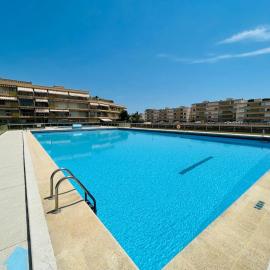 Studio cosy avec piscine, port et plages à pied