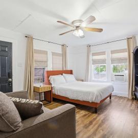 Cozy Private Room Heart of Downtown, hotel in Lafayette