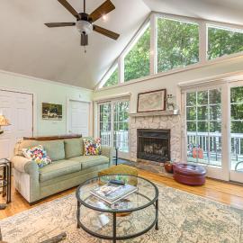 2 Mi to Dtwn Waynesville! Mtn-View Home w/ Deck