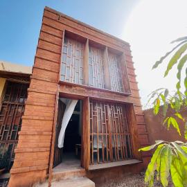 Loft bioclimatique lumineux à 200 m de la plage、Rufisqueのホテル