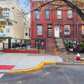 Holiday Home Brownstone City Stay 5BEDS, Private Dual Units