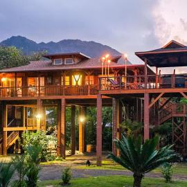 The Iconic Bamboo House Hot Tub Panoramic Views AC, hotelli kohteessa Hanalei