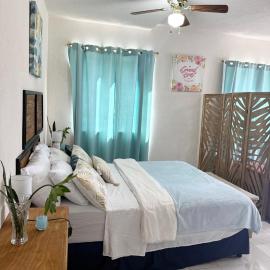A Luxury Studio Near Beach, Golf and airport, hotel a Christ Church