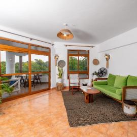 Hewani a bright & airy 1 BR apartment with an ocean view & pool, hotel u gradu Kilifi
