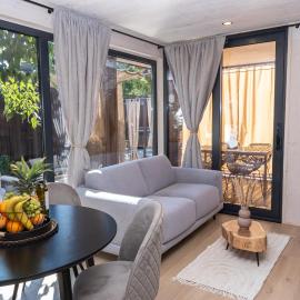 Exclusive Wellness House with Jacuzzi and Sauna, 10 Gardens โรงแรมในปริฟลากา
