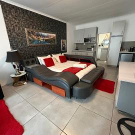 Rest Inn C Guesthouse - 10min from OR Tambo Airport, Hotel in Boksburg