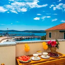 Little Miracle-Seafront Luxury Apartment