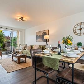 Comfortable 3-Bed House in Leeds by 53 Degrees Property, Sleeps 5 with Parking & Garden!, hotelli kohteessa Elland