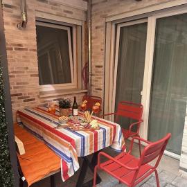 Viesnīca New Suite "Sole" with Patio & Parking Space pilsētā Kjodža
