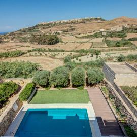 3-Bedroom Apartment in Gozo with Shared Pool, BBQ and Terrace, Hotel in Għasri