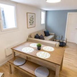 Modern 2-Bedroom Apartment with Private Garden, Hotel in Bergen