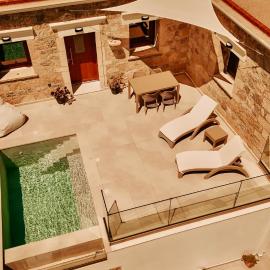 Viesnīca Lithos Luxury Pool Villa pilsētā Karpatosa