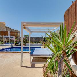 Cosy Gozo Bungalow with Shared Pool in Gharb, hotel in Għarb
