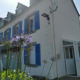 Gîte St Yves, 6 kms des plages, GR34, maison de ville à Plomodiern centre: Plomodiern şehrinde bir otel