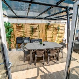 Le Spacieux Appartement Jacuzzi & Terrasse Parking Honfleur 10min plage, hotel v destinaci Honfleur