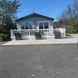 Luxury lodge within walking distance of Benllech, hotell i Benllech